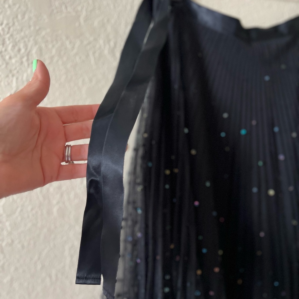 🥳Express🥳 Back Pleated Sequin Mini Skirt. Size 3/4 - Picture 4 of 7